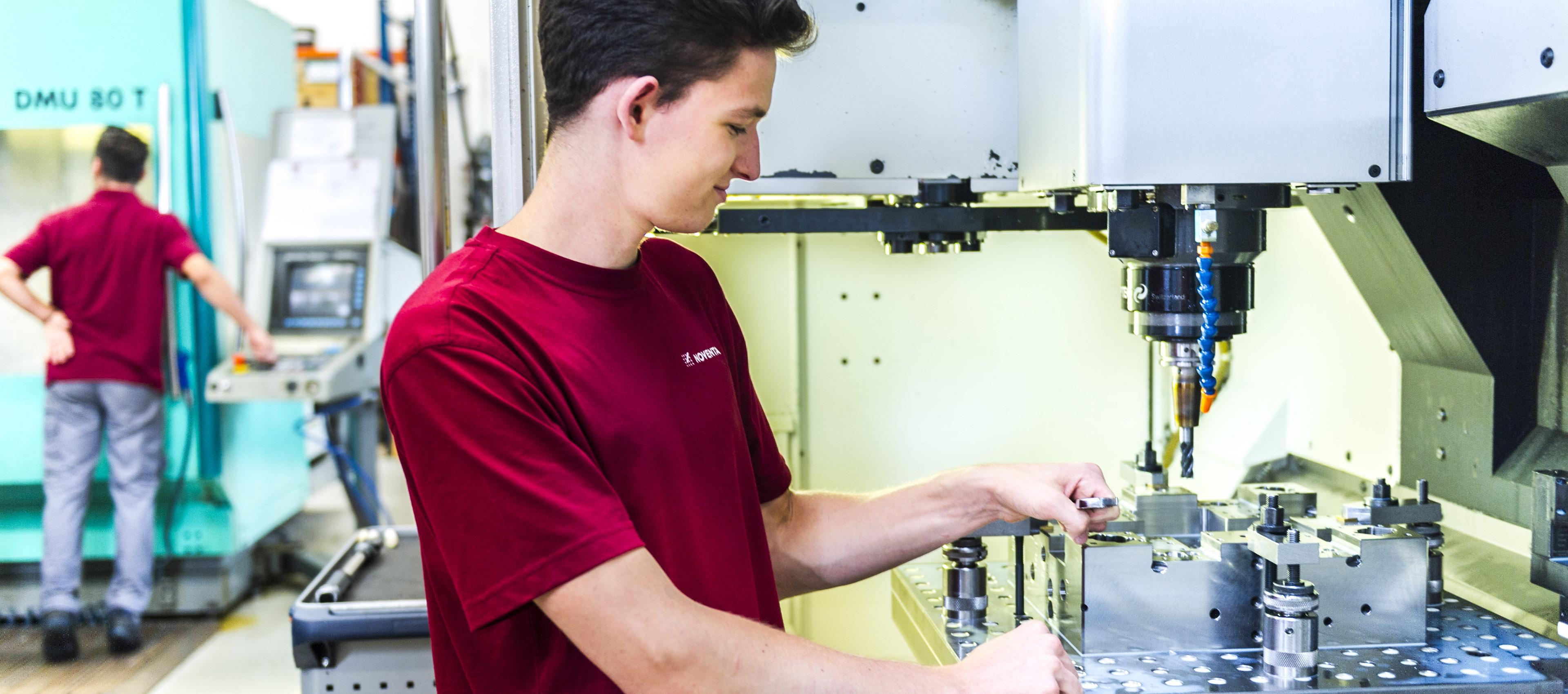 Lernender am CAD-Arbeitsplatz